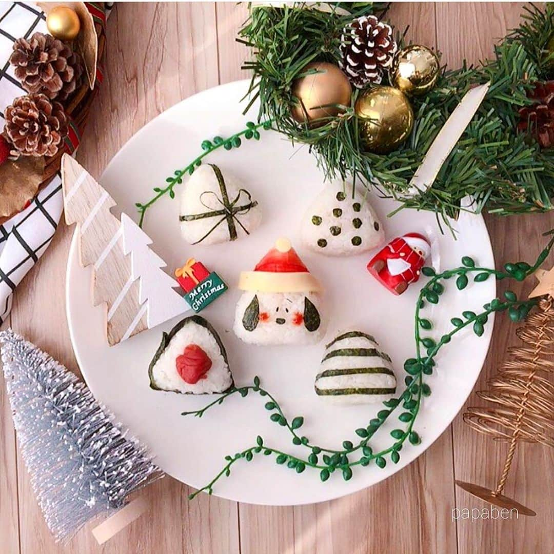 4yuuu!さんのインスタグラム写真 - (4yuuu!Instagram)「. 簡単クリスマス🎄おにぎり🍙 . 普段巻いてる海苔もカット次第でアートに💕 デコレーション🎉を 子どもと一緒に楽しんでみてはいかがでしょう‼️ . @michiyo0815 . #4yuuu #おにぎり #おにぎり弁当 #おにぎりの具 #手作りレシピ #手作り #簡単レシピ #手作りごはん #お弁当女子 #sns映え #インスタ映え #フォトジェニック #お弁当レシピ #朝ごはん #おうちごはん  #彩りごはん #食卓風景 #毎日の食卓 #おむすび #キャラごはん #クリスマス弁当 #クリスマス #おにぎり #クリスマスパーティー #アレンジレシピ #簡単レシピ #xmas #梅干し #サンタクロース #サンタさん #海苔アート #1225」12月22日 12時11分 - 4yuuu_com