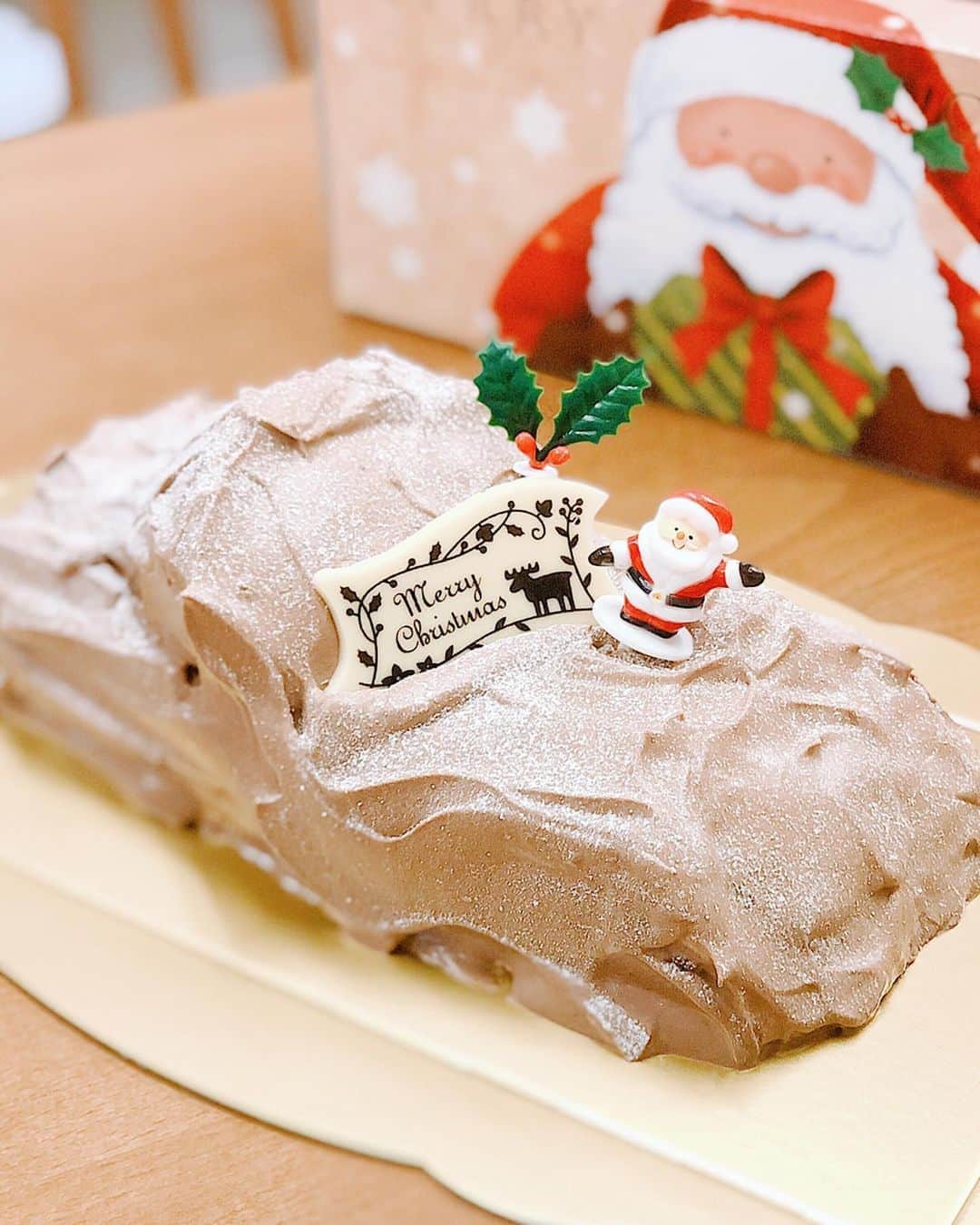 篠田麻里子さんのインスタグラム写真 - (篠田麻里子Instagram)「クリスマスノエルケーキ🎄作ってみました🌷🙄 ちょっと切株がイビツだけど🙋‍♀️ 飾りでそれらしく💕 来週はクリスマス🎄🤶早いなぁ #手作りケーキ#クリスマス#クリスマスノエル#サンタさんきますように」12月22日 12時11分 - shinodamariko3