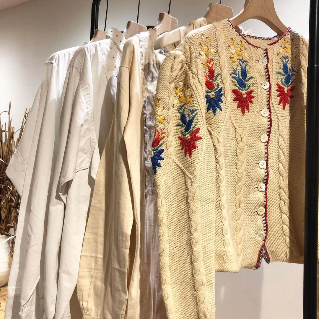 BEAMS WOMEN SHIBUYAさんのインスタグラム写真 - (BEAMS WOMEN SHIBUYAInstagram)「12/25までの＜Vintage Mix Collection＞ 残すところあと4日となりました。 是非お立ち寄り下さいませ。 ＜Vintage Mix Collection＞  ヴィンテージアイテムを豊富に取り揃えたポップアップショップを「ビームス ウィメン 渋谷」にて開催！！ ヴィンテージシーンのパイオニア栗原道彦が手がけるニューショップ＜ミスタークリーン ヨコハマ＞をはじめ、アメリカとヨーロッパのヴィンテージアイテムを中心に揃える大阪のショップ「アサギ」、そしてトレンド性のある良質な古着を展開する「ピグスティ」の3店舗からアイテムをピックアップ。  秋冬らしいカジュアルなニットやファーコートをはじめ、カラフルなプリントワンピースなどこれからの時期にぴったりなアイテムを中心に、約800点の豊富なバリエーションが一堂に揃います。  古き良き1点モノの価値や魅力を、この機会にぜひ体感してください！  2019年11月29日（金）～12月25日（水） ビームス ウィメン 渋谷 @beams_women_shibuya . @mrcleanyokohama @asagi_ladies_osaka @pigsty_amemura  #mrcleanyokohama #asagi #pigsty #vintage #vintagewear #vintagestyle #vintagefashion #vintageclothing #beams #raybeams #beamsboy #ピグスティ #アサギ #古着 #ヴィンテージ #ビームス #レイビームス #ビームスボーイ」12月22日 12時12分 - beams_women_shibuya