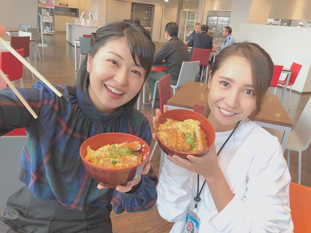 のインスタグラム：「. いよいよ本日！ #オレンジレンジ さんのライブ本番\( ⍢ )/ 2人でカツ丼食べて挑みます♪ 練習してきたことを信じて楽しんできます( ◡̈)ง . 放送は12月26日(木曜) おはよう朝日です トレンドエクスプレスと今朝のクローズアップのコーナーです◡̈⃝︎ . #おはよう朝日です #おは朝ブラバン #川添佳穂 #赤﨑夏実 #40周年企画 #挑戦  #パワーくださいーーー！！！」