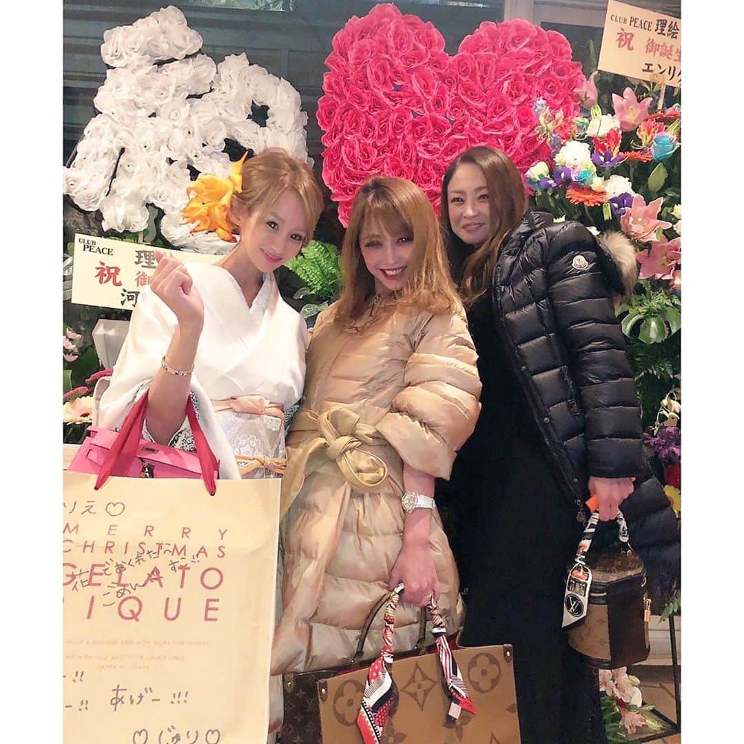 葉月樹里のインスタグラム：「今年も理絵のバースデーにあゆみさんと行ってきただよ👸🏰✨ . .  何年経っても綺麗で可愛くて品のある素敵な女性❤️ . .  気が付けば長い付き合い…🙈 . .  これからもズッ友💙💛🧡 . . .  #葉月樹里 #soiréeine #ソワレーヌ #理絵 #マネージャー #clubpeace  #birthday #バースデー #エースグループ #河崎あゆみ #louisvuitton #ヴィトン #エリザベッタフランキ #elisabettafranchi  #理絵誕生日おめでとう #ズッ友」