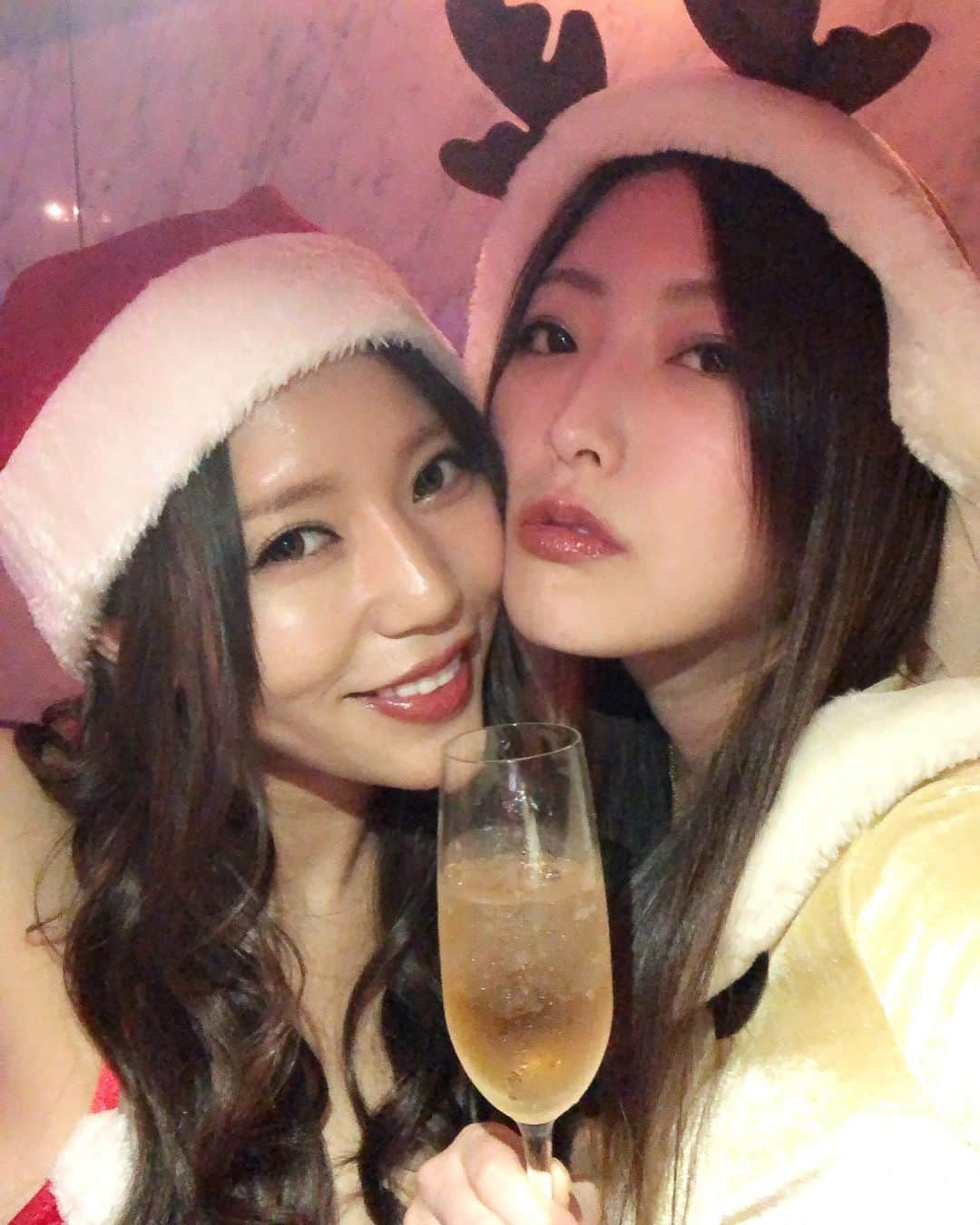 羽田あいさんのインスタグラム写真 - (羽田あいInstagram)「寝れないからもうすぐクリスマスだし去年のクリスマスのをあげてみる。。🎅 酔う前から酔って寝るまでの経過ww 大好きな人達と過ごせて幸せだったわ❤️ ． ． 今年もサンタさん来ますように😍  #クリスマス #コスプレ #今年も仕事 #サンタサーーーん来てくださーい #西條るり #大好きな人と過ごすクリスマス #歳取るとクリスマスだからって仕事休まなくなる👍」12月22日 6時56分 - ai_haneda0922