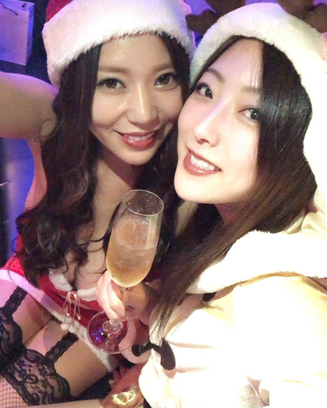 羽田あいさんのインスタグラム写真 - (羽田あいInstagram)「寝れないからもうすぐクリスマスだし去年のクリスマスのをあげてみる。。🎅 酔う前から酔って寝るまでの経過ww 大好きな人達と過ごせて幸せだったわ❤️ ． ． 今年もサンタさん来ますように😍  #クリスマス #コスプレ #今年も仕事 #サンタサーーーん来てくださーい #西條るり #大好きな人と過ごすクリスマス #歳取るとクリスマスだからって仕事休まなくなる👍」12月22日 6時56分 - ai_haneda0922