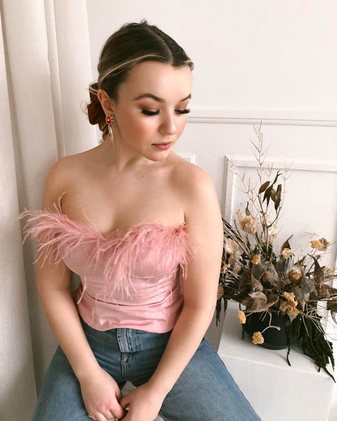 トーリ・ウェブスターのインスタグラム：「festive and fluffy 👛💅🏻🙋🏼‍♀️」