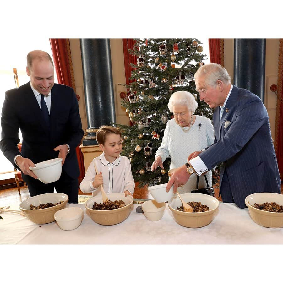 ウィリアム（ケンブリッジ公）さんのインスタグラム写真 - (ウィリアム（ケンブリッジ公）Instagram)「Four generations of the Royal Family 🎄 together at Christmas.  New photos of The Queen, The Prince of Wales, The Duke of Cambridge and Prince George have been released as part of the launch of the @RoyalBritishLegion’s ‘Together at Christmas’ initiative.  The initiative is designed to provide extra support to the Armed Forces and veteran communities at annual festive ‘get togethers’ across the charity’s network of outreach centres.  The four generations of the Royal Family are pictured here preparing special Christmas puddings — with the four representing a cross-section of those supported by the Legion, from the children of service personnel, to Second World War veterans.  The puddings will become the centrepieces of 2020’s get togethers, and form part of 99 puddings distributed across the charity’s network in the UK and the Commonwealth - also marking The Royal British Legion’s 99th year.  Photos 📷 by @chrisjacksongetty」12月22日 7時09分 - princeandprincessofwales