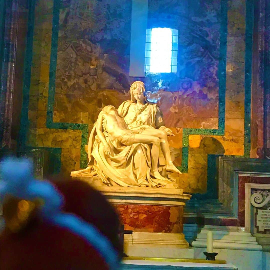 ころのインスタグラム：「ころツーリスト in #イタリア (#ローマ ) .  おはようございます☀ . サン・ピエトロ大聖堂の中にある聖母子像😊 . あのミケランジェロが作った石像です😄 . 処刑された後のイエスキリストを抱き抱えるマリア様だそうです。☺️ ． なんか神々しい😊 . ころの他の写真を見たい方はこちらから！  @koro.dottokoi .  #ころツーリスト #旅 #旅日記 #旅スタグラム #旅すたぐらむ #トラベラー #旅に出たい #旅の記録 #旅好き #旅写真 #旅行好き #旅したくなるフォト #旅フォト #マイトリ #旅行大好き #わんこ #ぬいぐるみ #ぬいどり #ぬい撮り写真部 #マイトリップ #旅の思い出 #旅の思い出 #ぬい撮り #ぬい撮りさんと繋がりたい #ぬいすたぐらむ」