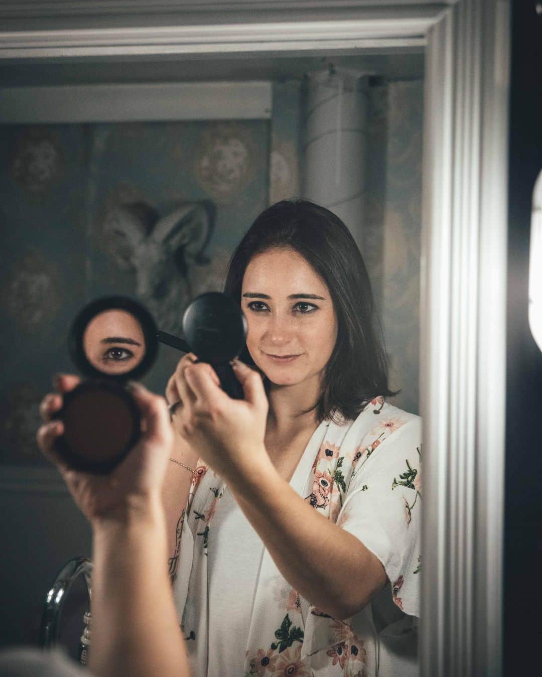 ケイトリン・オズモンドのインスタグラム：「Today is my last show for this decade! How crazy is that?! Where did 2019 go? . . Feels good putting on makeup and doing my hair. It gives me a sense of excitement and confidence.  I know I don’t need it to do what I do, but it makes me feel more awake. Which in turn makes me feel more lively on the ice! Also having an annoying cold, the makeup hides my red nose.  Just getting in the spirit for Christmas. . . . #maccosmetics #makeup #showday #lastshow #holidays #confidence #alive」