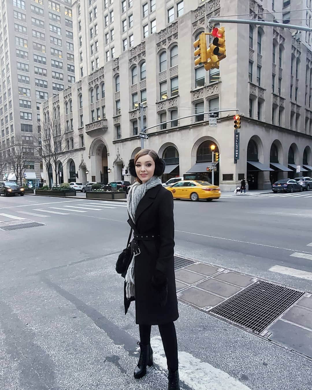 エマ・デュモンのインスタグラム：「Happy Holidays from NYC everyone! Love you all and hope you have a great last few weeks of the year! ❤❤❤❤❤」