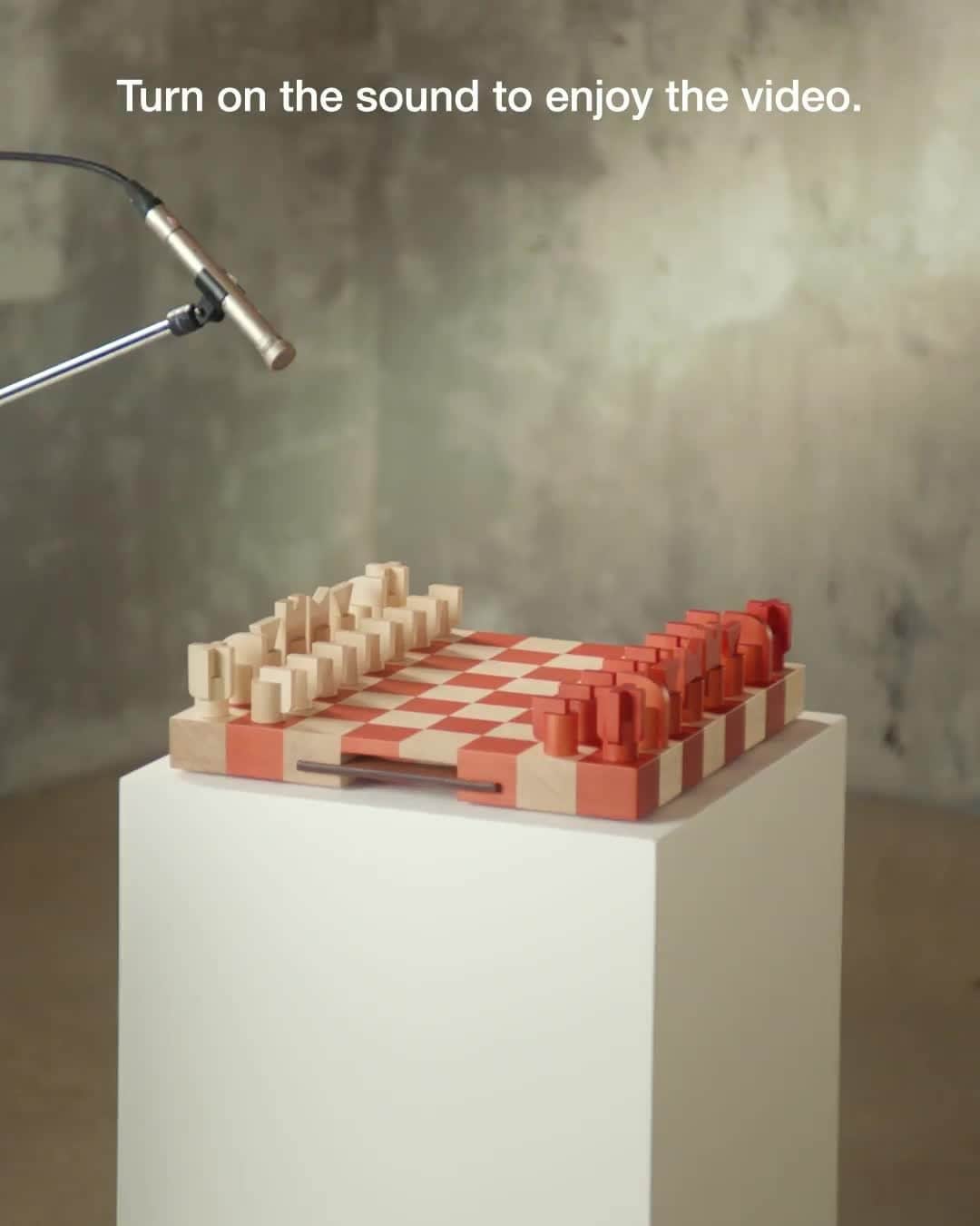 のインスタグラム：「How does it sound when the Horsecut chess-set knight is not moving according to the rules?  #themelodyofwood #chessmaster #checkmate #chessset #horsecut  #faubourgofdreams #home #hermes #asmr  Film by @massimiliano_bomba」