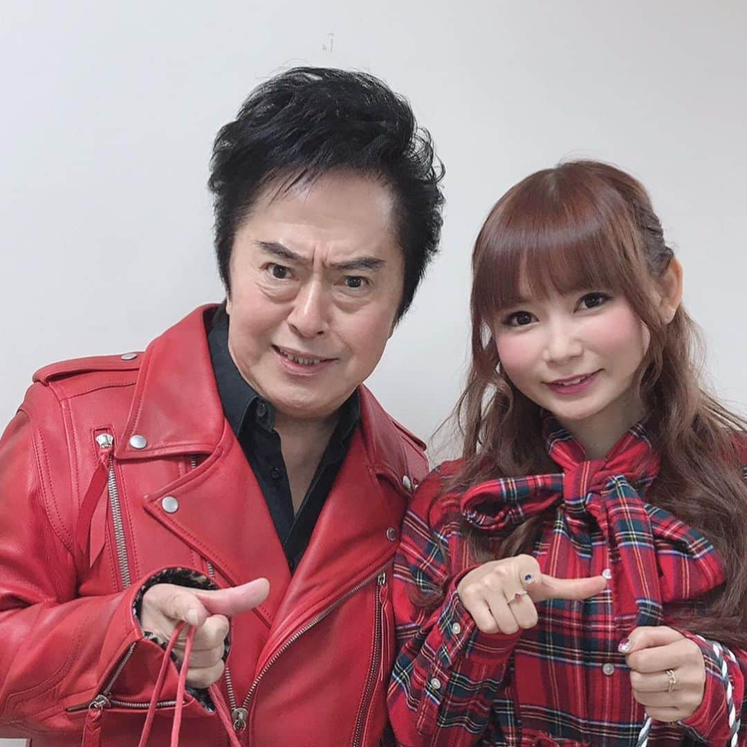 水木一郎さんのインスタグラム写真 - (水木一郎Instagram)「昨日のNHK FM「アニソンアカデミースペシャル」の放送前に楽屋にしょこたんが挨拶に来てくれたＺ! クリスマスプレゼントの中のクリスマスカードを見たら美化したオレの絵。若く描いてくれてありがトオーッ！だゼーット！ #aniaca  #nhkfm  #アニソンアカデミースペシャル  #中川翔子  #水木一郎」12月22日 8時01分 - ichiromizuki