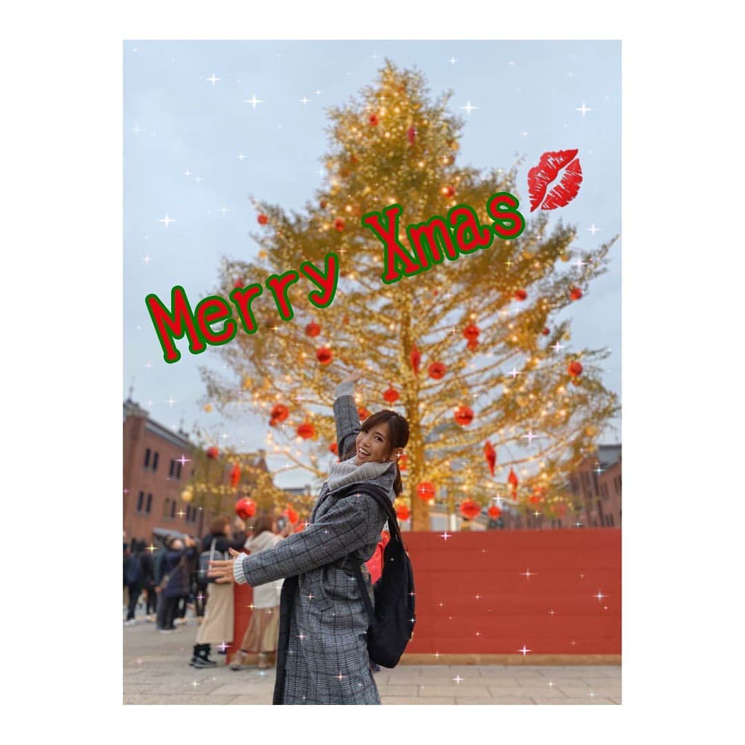 のインスタグラム：「‪ちょっと早いけどMerry Xmas🎄‬ ‪横浜の赤レンガで開催中のクリスマスマーケットに行ってきたよ👭✨‬ ‪夜になるとめっちゃ人多くなるのでおすすめは13〜14時頃行っていろいろ買って食べて日が落ちる頃に写真撮って17時頃に帰宅がベスト☺️✨‬ ‪19時には家にいるという健全な遊び方をするアラサー🙂笑‬ 彼女がクリスマスツリーに大はしゃぎなうに使っていいよ😀。。。くそ、、、寂しくなんかないぞ！！、、、なんだこれ。。目から水が。。。 #クリスマス #クリスマスマーケット #横浜 #赤レンガ #めっちゃおすすめ #ドイツ料理　好き #アスリートの休日」