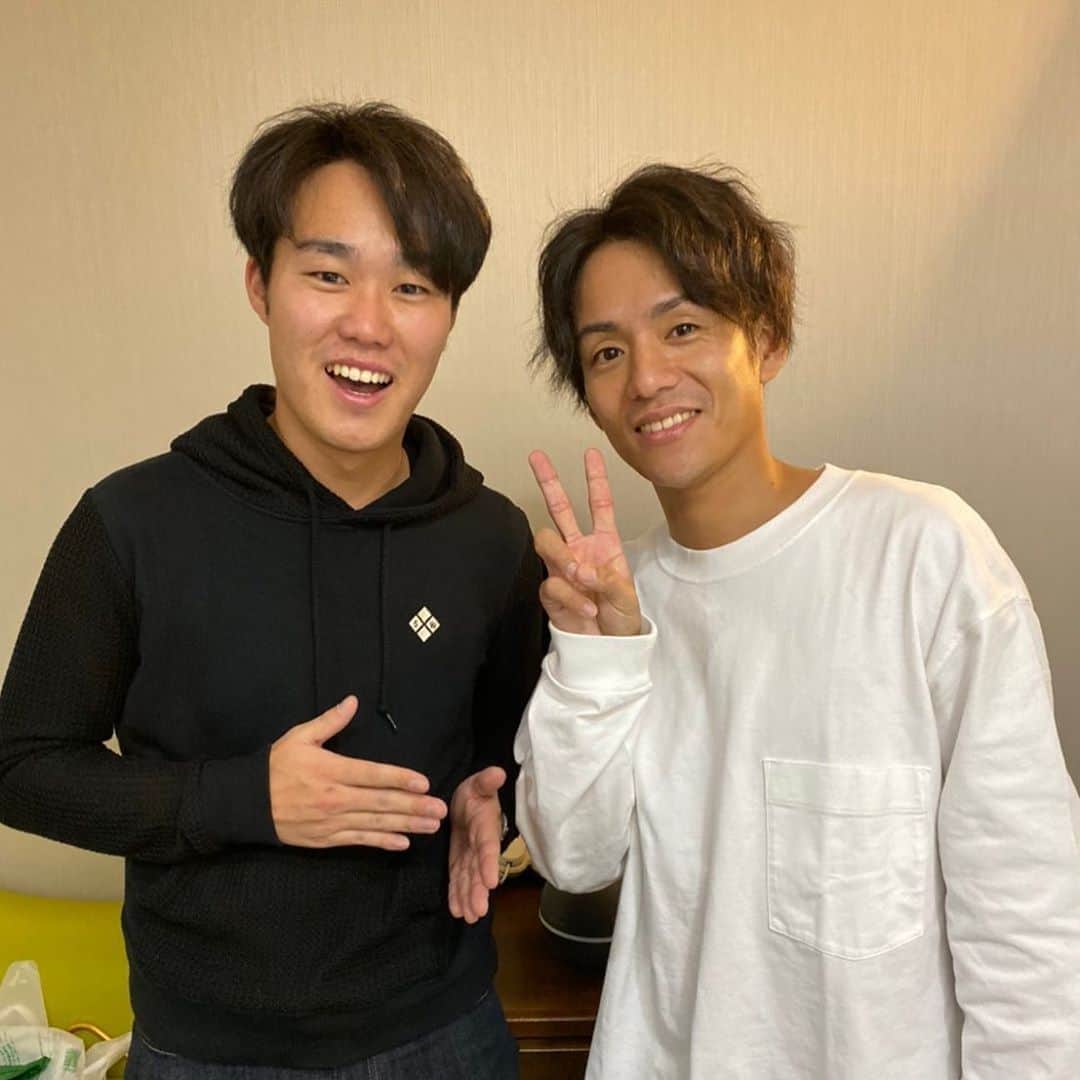 服部優陽のインスタグラム：「🐴﻿ 先日のレースで落馬負傷された浜中騎手のお見舞いに行ってきました。﻿ ﻿ 複数箇所を骨折と聞いていたので﻿ 大丈夫かな…と心配だったのですが、﻿ 手術を終えて﻿ 「元気すぎて困るくらいだよ！」と仰っていました！﻿ ﻿ 復帰は来春を目指していくそうです。﻿ 簡単なことではないと思いますが、﻿ 浜中騎手がターフに戻ってくるのを﻿ 私も大変楽しみにしております！﻿ ﻿ さて、今週はいよいよ有馬記念！﻿ GⅠ馬11頭に加え、﻿ 現役最強牝馬アーモンドアイが参戦！﻿ 今日12/22(日)の ﻿ #競馬beat は14:30からの拡大生放送です！﻿ 🐴﻿ #私の夢は #リスグラシュー #フィエールマン も #気になります﻿ #浜中俊 騎手 #有馬記念 #アーモンドアイ﻿」
