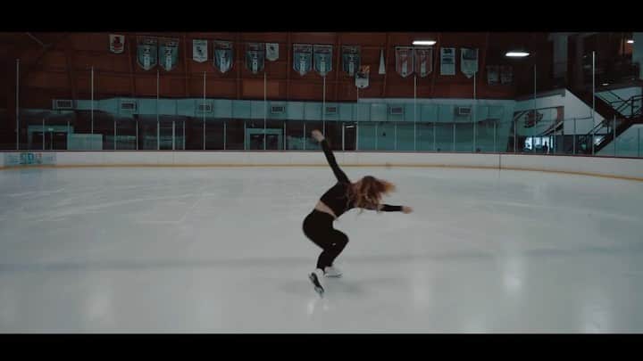 タラ・リピンスキーのインスタグラム：「When your husband comes to skate with you....⛸🎥 I wish you could have seen his moves as he kept up with me. #hesanatural @toddkap」