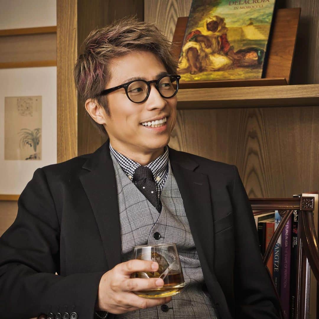 田村淳のインスタグラム：「ウィスキー🥃片手に 大人ぶって語ってるよ^_^」
