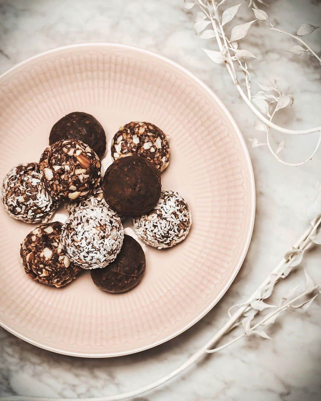 Anna Nyströmのインスタグラム：「Christmas baking today with my sisters and my little nieces & nephew 💗 We made bread, saffron buns and these Swedish chocolate/oat balls. I love chocolate so I wanted to make these - but a healthier version! They are so delicious and you can’t even tell it’s all vegan and without added sugar. Here is the recipe if you would like to try it:  CHOCOLATE BALLS • 3 dl organic oats • 15 fresh dates • 5 tbs cold pressed virgin coconut oil • 2 pinches of natural vanilla powder • 3 tbs organic cocoa • 0,5 coconut flakes • 2 pinches of pink Himalayan salt • A handful of mixed nuts (chopped) • 1 tbs fresh pressed orange juice  Mix everything except the mixed nuts. Shape the chocolate balls and then roll them in the chopped nuts. I choose to roll some of them in cocoa, some in coconut flakes and some with the nut mix! 🌰  Would you like me to share more recipes? Let me know! 💕」
