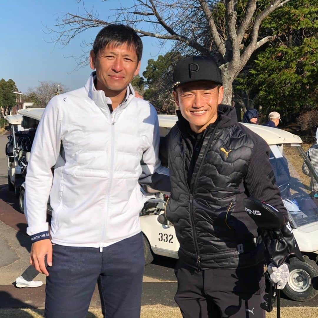 播戸竜二さんのインスタグラム写真 - (播戸竜二Instagram)「『102』 ・ ベスト更新⛳️🏌️‍♂️ ・ これくらいが1播楽しいらしいので、100切る切らないを、もう少し楽しもう😁 ・ 野人カップという、岡野雅行さん主催のコンペに！ ・ 中田浩二、小野伸二も来てました👍 ・ スコアの目標は79年生まれなので、79にしました！ ・ エンジョイゴルフで頑張ります⛳️🏌️‍♂️ ・ ・ #ゴルフ #野人カップ #ドライバー安定 #PINGゲット #シブコ  #初めて自分で購入 #朝焼け綺麗 #目指せ79 #今月はあと2回  #石川遼くん的なブラックルック」12月22日 9時11分 - ryuji_bando