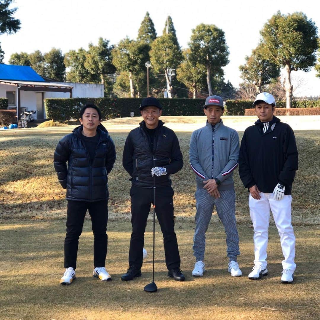 播戸竜二さんのインスタグラム写真 - (播戸竜二Instagram)「『102』 ・ ベスト更新⛳️🏌️‍♂️ ・ これくらいが1播楽しいらしいので、100切る切らないを、もう少し楽しもう😁 ・ 野人カップという、岡野雅行さん主催のコンペに！ ・ 中田浩二、小野伸二も来てました👍 ・ スコアの目標は79年生まれなので、79にしました！ ・ エンジョイゴルフで頑張ります⛳️🏌️‍♂️ ・ ・ #ゴルフ #野人カップ #ドライバー安定 #PINGゲット #シブコ  #初めて自分で購入 #朝焼け綺麗 #目指せ79 #今月はあと2回  #石川遼くん的なブラックルック」12月22日 9時11分 - ryuji_bando