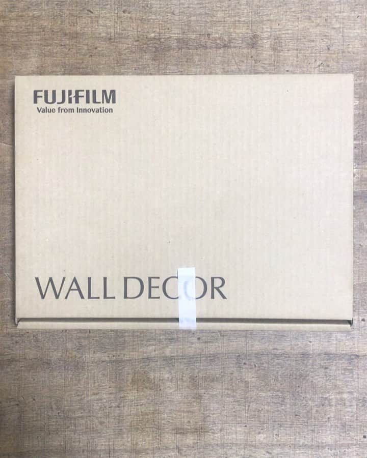 宇野薫のインスタグラム：「素敵な時をお友達からいただきました  FUJIFILM WALL DECOR  #fujifilm #fujifilmwalldecor #walldecor  #時を飾ろう #長尾迪 #長尾迪写真館  #修斗 #shooto1124 #宇野薫  @fujifilmjp_walldecor  @fujifilm_walldecor_staff  @susumu.nagao  #武井さんありがとうございます」