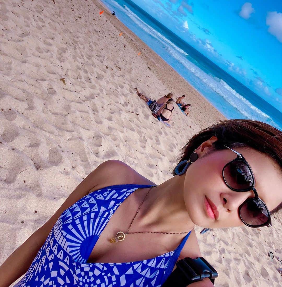 彩海のインスタグラム：「. . 前回続きHawaii🤙🏽 . ノースショアハレイワから タートルベイを超えてKAHUKUカフクまでドライブ。 . . 📍Kafuku Farms🥑 絶品のオーガニックベジ料理が食べれます。私も初めて行ったけど 本当超絶オススメ。 野菜が美味しすぎる！ . 何食べても美味しいけど 是非野菜スープとバナナスムージーを。 美活女子は絶対好きだよw🥒 . . ※英語対応のみ日本語メニューなし ※営業時間にも注意！ . . Googleで入れると出てくるので 調べてみてね！ ガーリックシュリンプ食べ行くより ココへ行く価値のがあると思うw . . 冬の時期、この辺ではサーフィンの大会も開かれてて見てるだけでも楽しいと思います！ . . . . . #hawaii #hawaiinstagram #kahuku #kahukufarm #fitgirl#tripgram #hawaiilife #northshore#ハワイ#ハワイ旅行#ノースショア#カフク#カフクファームズ #オススメ#絶品」