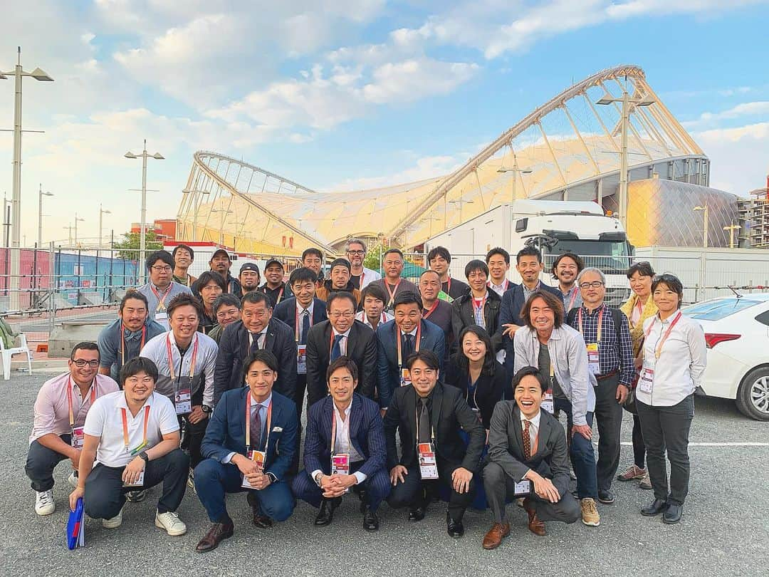 百瀬俊介さんのインスタグラム写真 - (百瀬俊介Instagram)「CLUB WORLD CUP QATAR 2019🏆🇶🇦⚽️ Gracias equipos de Nippon TV, Tiempo concentrado y divertido durante 2semanas en Qatar, FIFAクラブW杯カタール2019🇶🇦 2週間という大会期間もあっという間に最終日を迎え今年もこうしてご一緒できたことに心から感謝🙌🙌🙌 日本テレビさんのスペイン語通訳、コーディネーターとして自分にとっては10回目というメモリアルな大会になりました！ 開催国王者『アルサッド』はキャプテンのガビ🇪🇸 北中米カリブ王者『モンテレイ』🇲🇽 アジア王者『アルヒラル』はペルー代表のカリージョ🇵🇪 スペイン語を必要とするところは全てフォローさせていただき練習取材や記者会見の翻訳、試合の日はフラッシュインタビューからミックゾーン対応と通訳の仕事って意外とやること満載！ どんなことをするんですか？と質問も多かったので具体的には記載したことが主な役割！ 2週間という大会期間の間にチーム取材をする中でチーム広報や選手と信用を築く時間でもあり選手や監督の感情を引き出す駆け引きも緊張するけどとても面白い。 改めて語学がここまで活きると思って過ごしたことは少なくとも現役時代は1ミリも思わなかったけどこうして10回目もの大会を経験するとこうして習得したことが必ずどこかで活かせる時が訪れるんだということを知ると人生一つも無駄なことはないんだと感じる今日この頃！ 大会で再会するチーム関係者、メディア、テレビ局の人たち。 10回目はすなわち10年目。 こうして1年1年振り返れることが幸せなことなんだな。 皆さま、今年もお疲れ様でした‼︎ #cwc2019 #clubwc #qatar #thankyou #ntv #お疲れ様でした #感謝」12月22日 9時26分 - momose_shunsuke