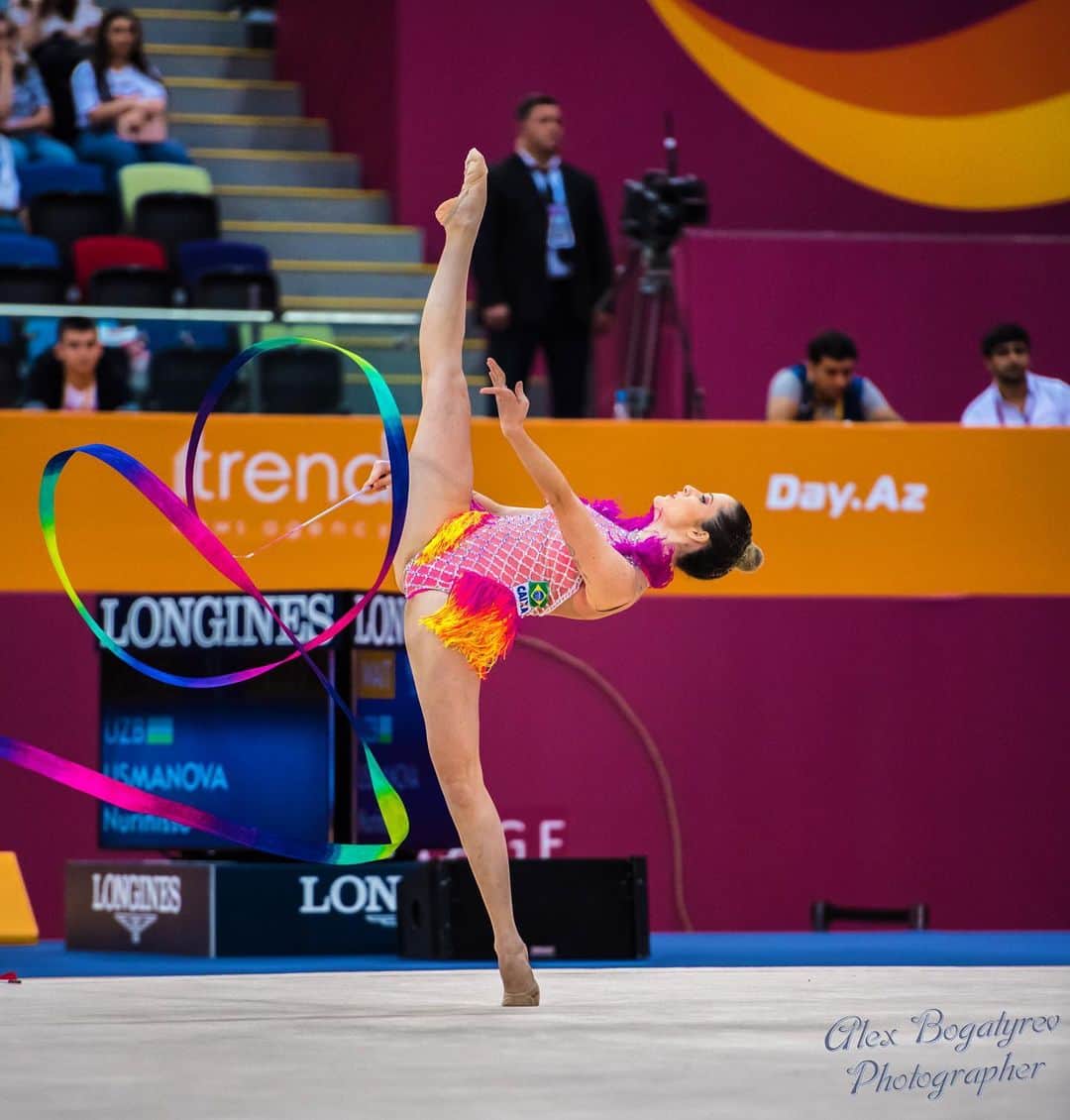 ナターリア・ガウジオのインスタグラム：「Dia do atleta... Meu esporte, minha vida, paixão e profissão!! 🥰🇧🇷🙏🏼✨🤸🏼‍♀️💪🏻❤️ #rhythmicgymnastics #love #sport #passion #flexibility #gratitude #ribbon #focus #workhard #cbg #caixa #cob #timebrasil」