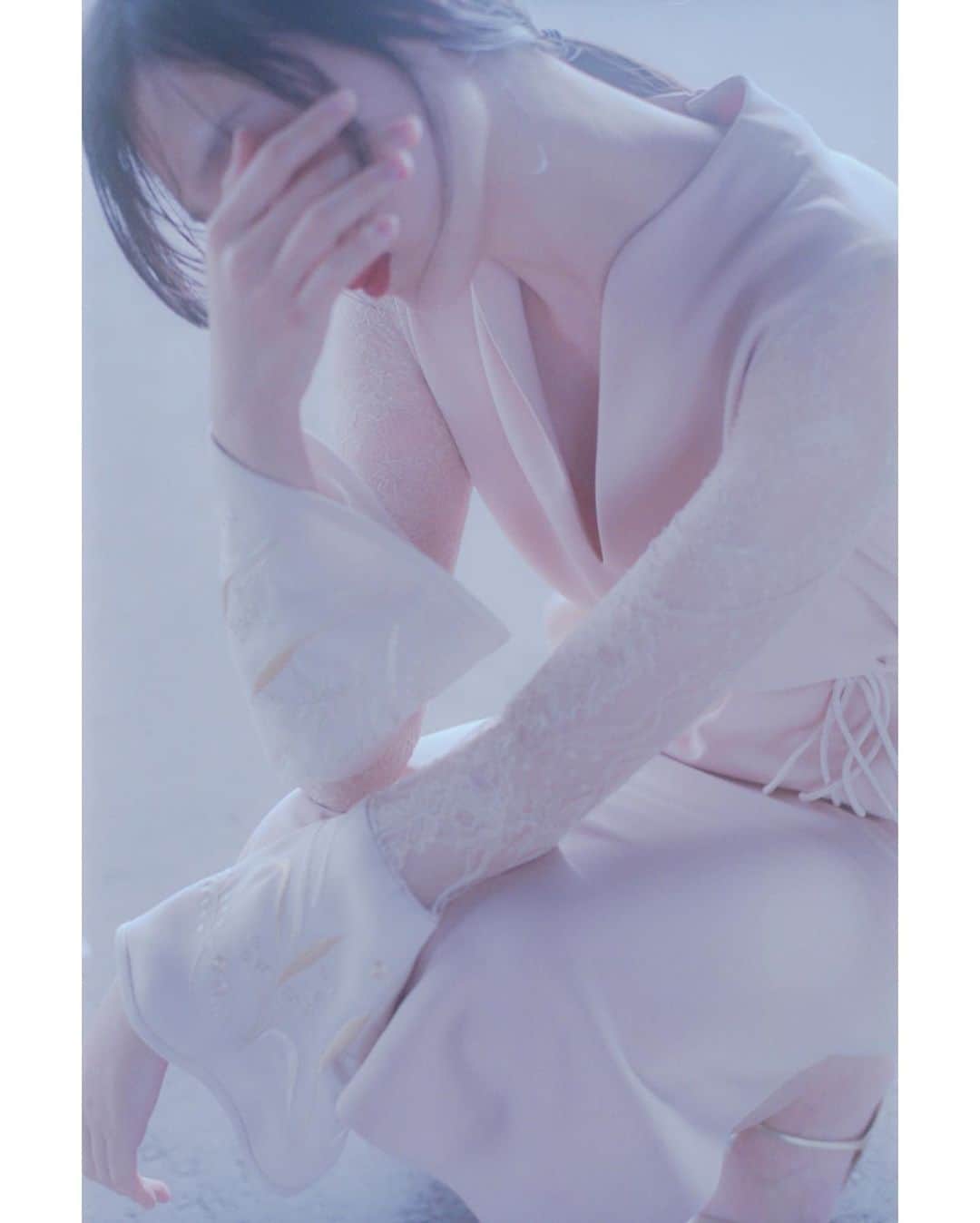 黒河内真衣子さんのインスタグラム写真 - (黒河内真衣子Instagram)「Embroidery Cuffs Lace Sleeves Dress - beige  #mamekurogouchi #2020ss」12月22日 9時27分 - mamekurogouchi