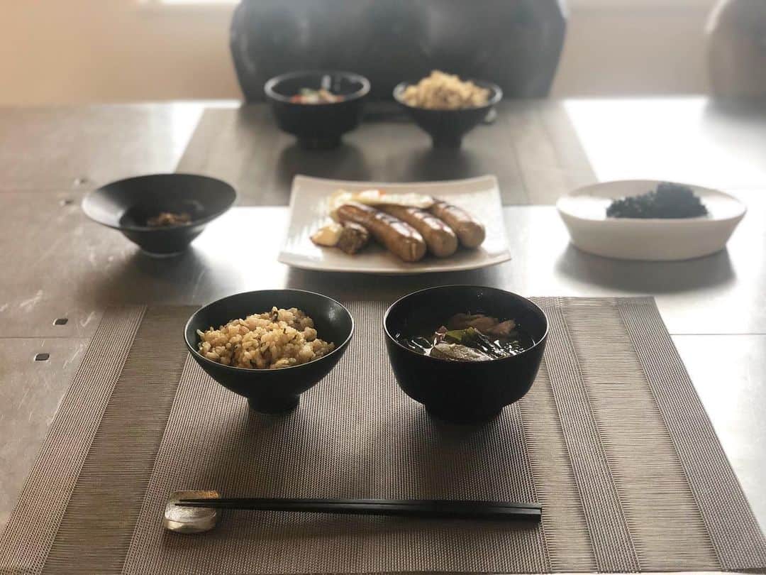 神崎恵さんのインスタグラム写真 - (神崎恵Instagram)「おはようございます。 朝ごはん。 いただいたソーセージをじっくり焼いて。 お味噌汁は冷蔵庫の中の野菜を全部入れ。 根菜たっぷりとほうれん草に豚肉。 ひじき、しそわかめ、高菜炒めもご飯が進む。 「朝ごはん」て、なんだか幸せ😌 いい休日を✨ #朝ごはん #おうちごはん #金芽ロウカット玄米」12月22日 9時38分 - megumi_kanzaki