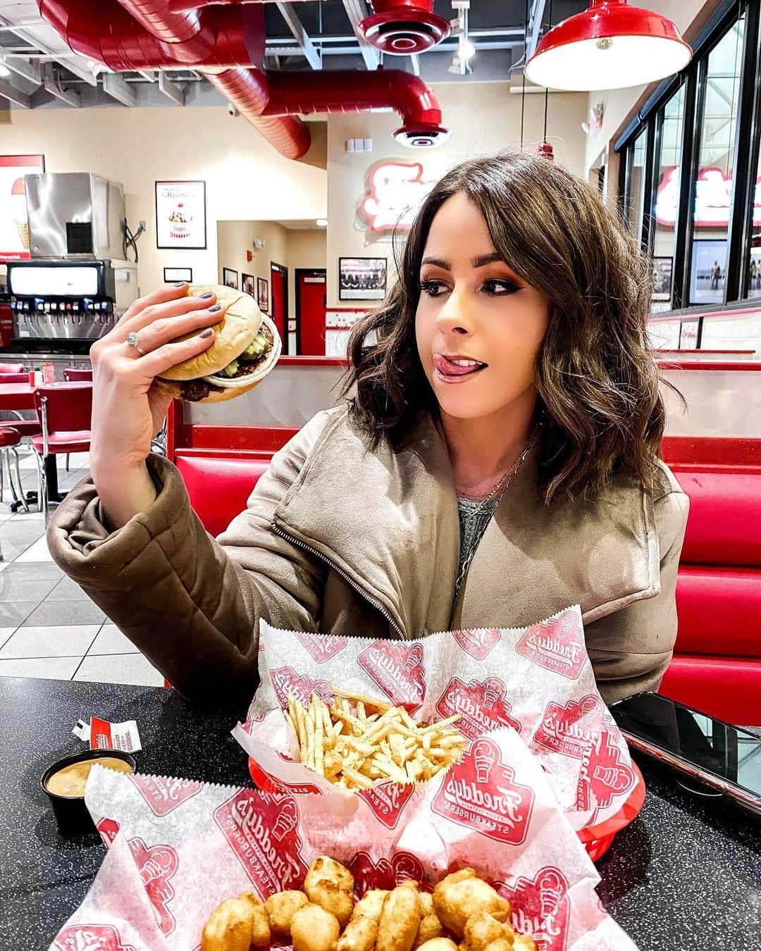 Tracy and Stefanieのインスタグラム：「Get you someone that looks at you the way I’m looking at this burger. 🤣 PS What food do you look at this way?? 🍔 🍟 🍕 🍦」