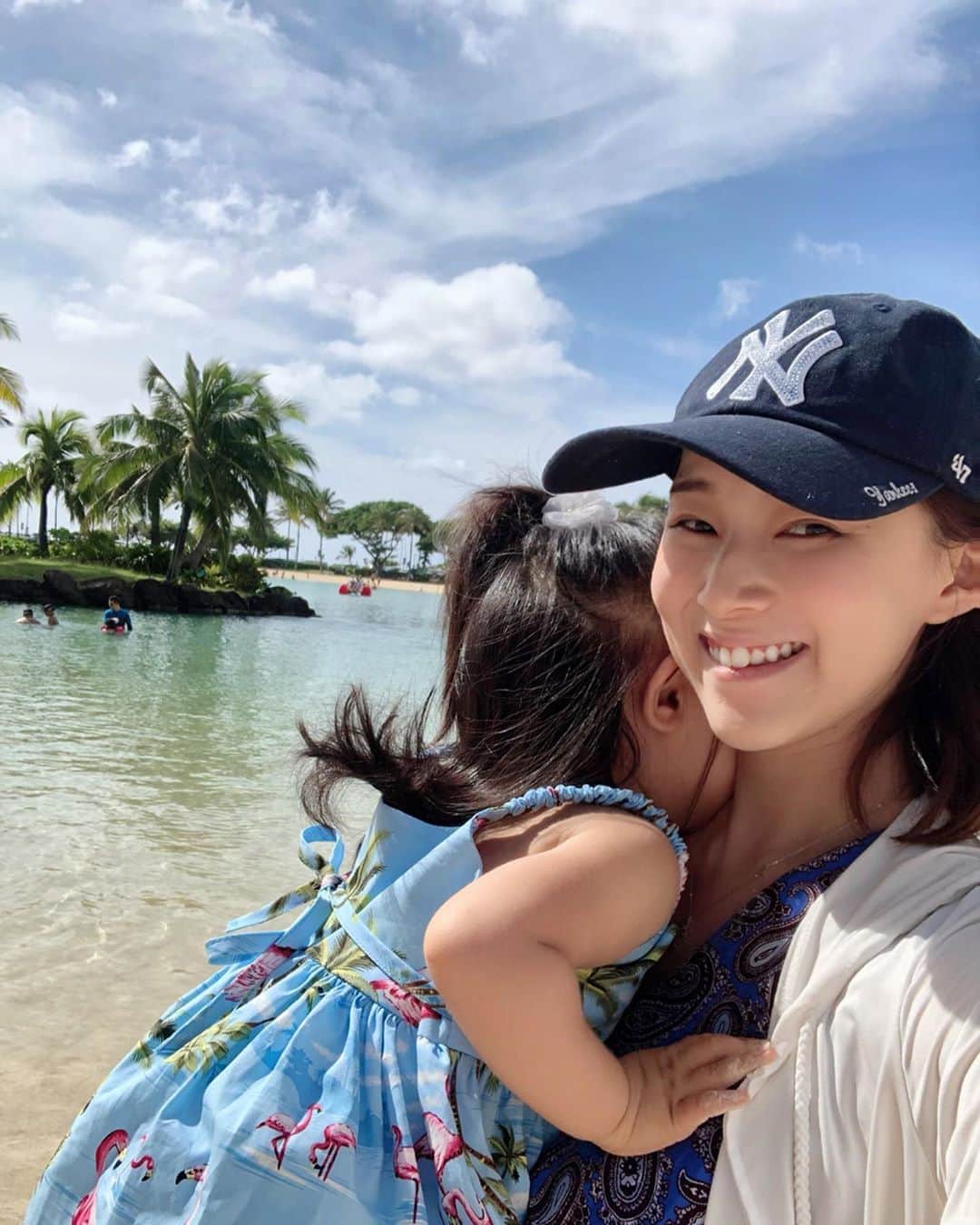彩星りおんのインスタグラム：「少し前ですが…﻿ サンクスギビングホリデーにHawaiiへ恒例の家族旅行🥰﻿ ﻿ 去年より1週間早い旅程だったので、暖かくて過ごしやすい気候でした🌞去年はぶるぶる震えながらプールに入っていたので…😅﻿ ﻿ 男性陣はゴルフ、女性陣はブラックフライデーのショッピングとハワイアンフードを満喫しました😋👙🥞﻿ それにしても年々パンケーキを食べるのがキツくなってる。笑﻿ ﻿ 来年もまた1年間頑張るぞー！﻿ ﻿ Memory of Thanksgiving holiday 2019 ;)﻿ ﻿ in Hawaii🏝﻿ ﻿ ﻿ #ハワイ旅行﻿ #リフレッシュ﻿ #家族﻿ #hawaii﻿ #familytrip ﻿ #waikiki ﻿ #thanksgiving2019」