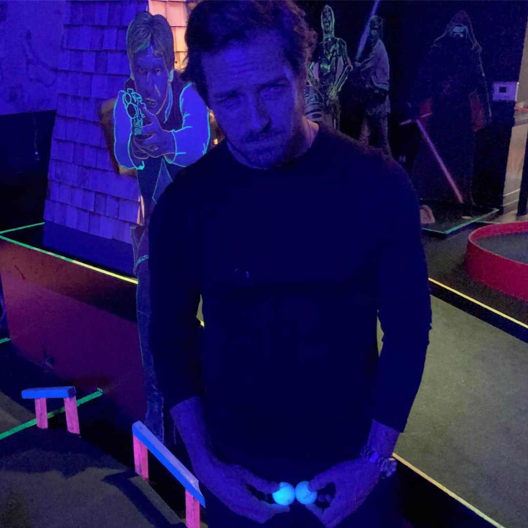 イアン・ボーエンのインスタグラム：「When Han points a gun at you while you’re trying to seduce Leia, you end up with this. 📸 by my instawife @tylerhoechlin」