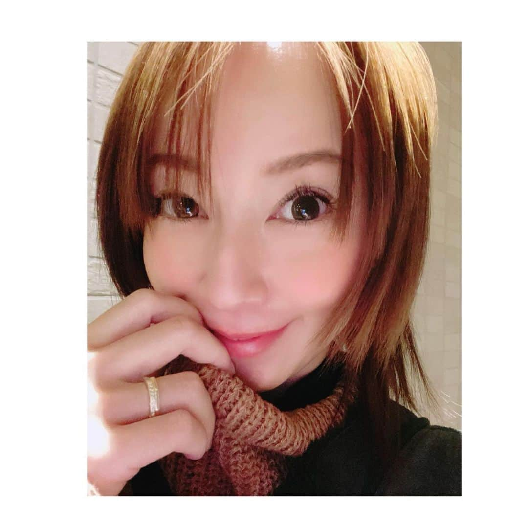 鈴木亜美さんのインスタグラム写真 - (鈴木亜美Instagram)「髪切って軽くしてマツエクしてクリスマスの準備🎄🎅 相手は家族しかいないけど❤️ パパと今相談してて、サンタさんがやってくるバージョンか、枕元に置くバージョンか迷ってる💝 皆さん、お子さんにはどうしてますか⁉️ 私は中学の頃までサンタさんを信じてました🥳🤩 #クリスマス #もうそんな時期 #年末 #子供のために #頑張るぞ #どうしようかな #サンタさん #パパのサンタのクオリティが低過ぎて #2歳のクリスマス #matt化してみた」12月22日 9時56分 - amiamisuzuki