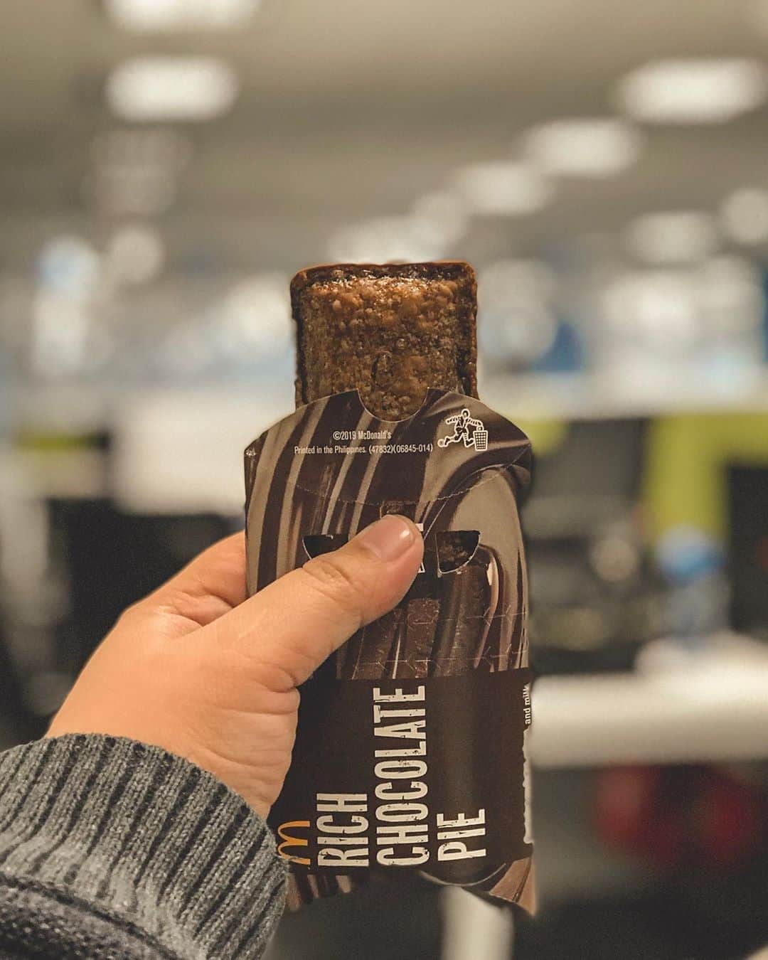 McDonald's Philippinesのインスタグラム：「Tap twice if @thefoodieinac‘s shot got you craving for something crispy, luscious, and indulgent. 🤤」