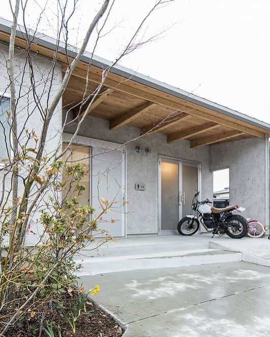 ソラマド香川のインスタグラム：「バイクや自転車も家の中に入れることが出来る平屋の｢ソラマドの家｣。 ・ ・ --------------------------------------- ‐‐　★「ソラマドの家」資料請求はこちら ・ → @request.soramadokagawa ・ ‐‐　★もっと施工事例を見たい方はこちら ・ → @soramado_kagawa --------------------------------------- ・ ・ #ソラマド香川 ・ #平屋#外観デザイン#木の家#自然素材#無垢床#マイホーム#新築#自由設計#シンプルな暮らし#自然光#instahouse#instahome#soramado#ソラマド#家づくり#中庭のある家#house#自然素材#漆喰#interior#コートハウス#空#ウッドデッキ#home#中庭#おしゃれな家#ソラマドキッチン#設計事務所#センコー産業」