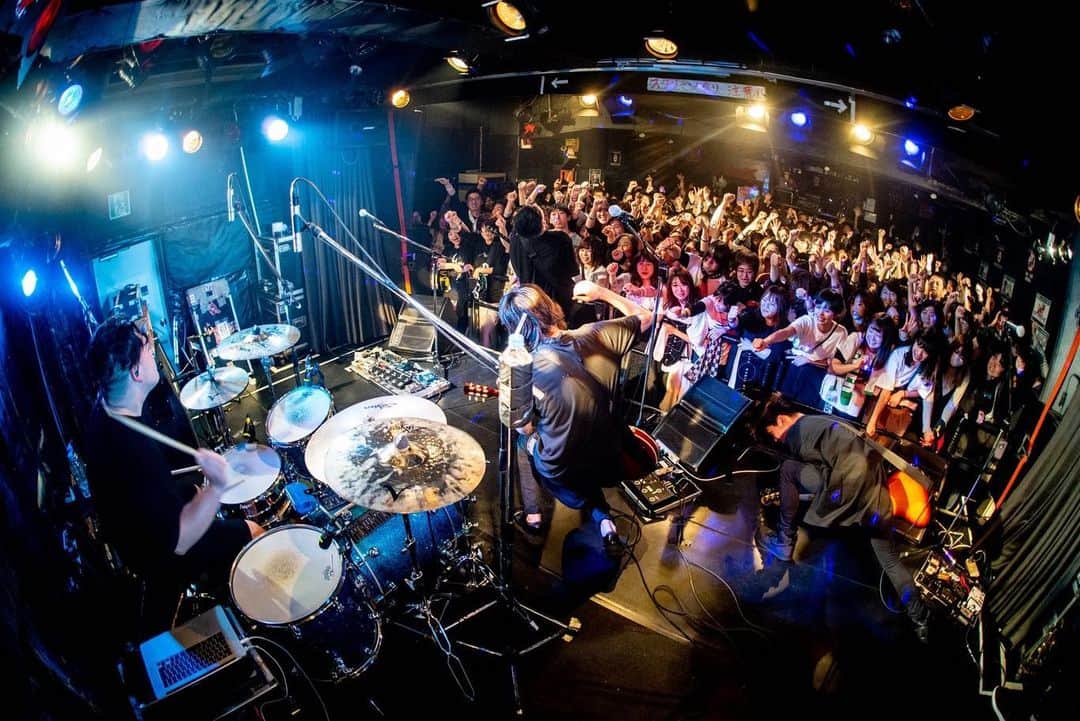 高津戸信幸のインスタグラム：「Merry Night 2019  DIRTY OLD MEN  present... メリーゴーランド elif 蛍火 ghost singer rain show FORM of LIGHT moon wet with honey ブリキ blue "D"  MAGIC OF LiFE  箒星の余韻 First morning ジェットモンスター 魔法にかかる 乱舞ランデブー GO OUT 線香花火 応援歌 Anniversary Ring  en Merry シアワセノカタチ 呼吸  wen 弱虫な炎  Photo by @ttetteteru  #メリナイ #10周年 #まだまだ唄いたい曲ありすぎでした #のでまたいつかダーティとマジックの2マンやります #宇都宮lovers」