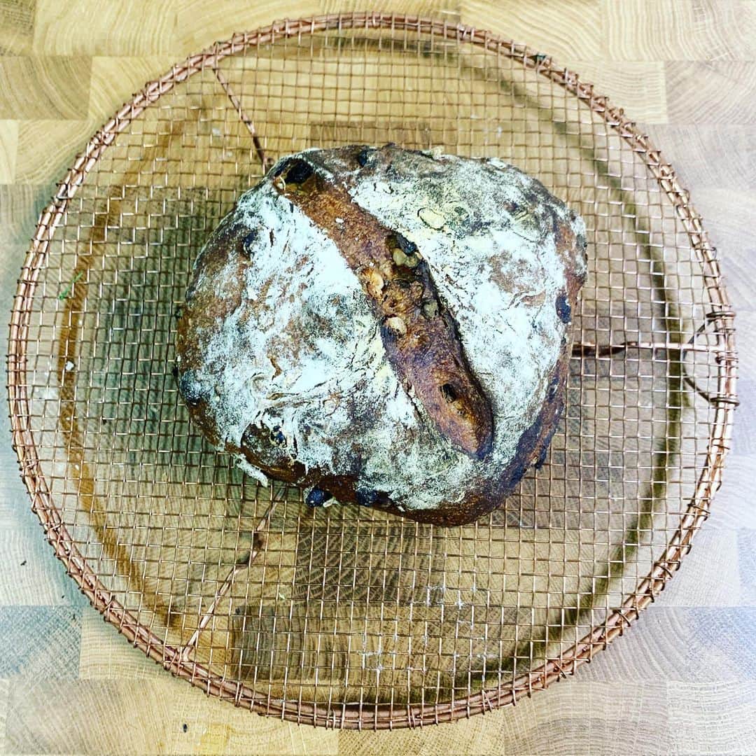 安田美沙子さんのインスタグラム写真 - (安田美沙子Instagram)「毎年恒例の忘年会😊❤️✨ いつしか粉物を持っていくように。。今年は、 @maikodeluxe  の本を見て、この２つのパンを作りました🍞 チャパタは、くるみ×レーズンにしてみた。フォカッチャは、紫キャベツのザワークラウトとチーズ入りソーセージ、大粒マスタード✨ 軍地飯が美味しすぎて😍沢山食べちゃいました✨タッカンマリ、生姜焼き、焼きそば。。。いつかお店出して欲しいくらい美味しい❤️次は桜の季節に集まれますように✨ . . . #instagood #忘年会 #homeparty #bread #nokneadbread  #金網つじ @four_o_five_405  #tadafusa  #息子の食欲にびっくり #息子猫ちゃんに興味津々 #みさこクッキング」12月22日 10時09分 - yasuda_misako