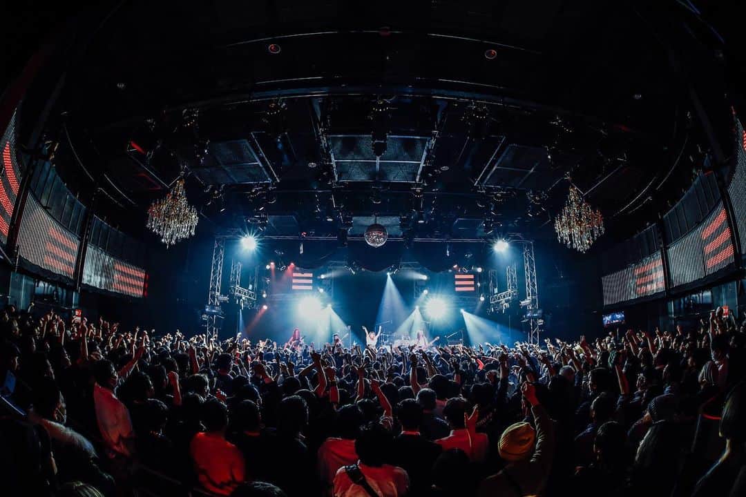 R!Nのインスタグラム：「Aldious Tour2019 "Evoke" Final @ 新宿ReNY SOLDOUT!! . . 2019年のツアー、 無事に完走しました。  3月のプレライブから駆け抜けてきた9ヶ月間。夏に正式加入し、新ボーカルとしてファイナルを迎えました。  半年前の6月にシンガーソングライター としての活休前ラストワンマンの舞台に、Aldiousのボーカルとして立ち、メンバーとの絆や駆け抜けてきた景色、日々、たくさんのフロアの景色を頭に鮮明に浮かべながら歌っていました。  濃すぎる1年を一緒に沢山の色で彩り作り上げてくれたみなさんに心から感謝しています。  決して簡単ではないことを乗り越えられてきたのは間違いなく支えてくれたメンバー、スタッフさん、そして全てのAldiousファンのおかげです。  胸を張って、Aldiousに加入してよかった！と思えるファイナルでした。  ツアーが始まった時は、45公演もある！！と遥か遠くに思えていた日がこんなにもあっという間に来るなんて想像していませんでした。  ゼロから始まった世界。 ライブを重ねるごとにどんどん惹き込まれ、気づけば生活の殆どにAldiousの音楽がありました。  打ち解けていくほどに、かけがえのない仲間への愛や信頼、大切な気持ちが芽生えていました。  このメンバーとならもっともっと素晴らしい景色が観れると本気で思っています。  導いていく。  まだ加入したてでおこがましいかもしれないけど、  必ずAldiousをでっかくしてみせます。  そして来年のツアー、"Unlash" みんなで案を出し合って、私の案を採用して頂きました。  Unlash = 固縛を解く  直訳ではこういう意味ですが、 このツアータイトルを付けた意図は、今までのAldiousの歴史を受け継ぎながら、新しい形に進化していく、今までの形をいい意味で裏切っていく、期待を上回っていくツアーにしたいという思いを込めて付けました。  来年の春にはアルバムもリリースが決まり、早くみんなの手元に届いて欲しいなとウズウズしています！  バンドのフロントボーカルが変わるということは、バンドそのものの色も少なからず変わってしまうし、務めるには一番荷が重いポジションです。  きっと受け入れられるには時間がかかるかもしれない。  だけど、今のAldiousがこれからも生き続けるために、私は精一杯この与えられた役目を全うしていきます。  限りない可能性を信じて。  改めて、2019年 本当にありがとうございました。  来年2020年のAldiousも、 どうぞ宜しくお願い致します！ . . . 📷 by TAICHI NISHIMAKI @nishimakitaichi . R!N  #Aldious #アルディアス #ツアーファイナル #新宿ReNY #evoke #Unlash #tour #tokyo #shinjuku #thankyou #感謝 #vocal」
