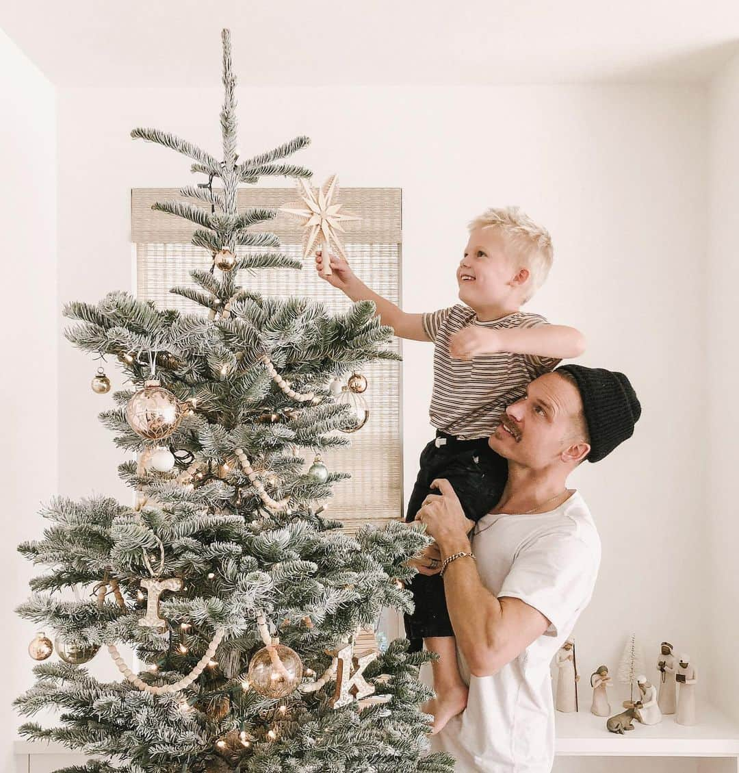 ケリー・マレーさんのインスタグラム写真 - (ケリー・マレーInstagram)「Well, we got a late start but better late than never right? BRING ON CHRISTMAS ✨ First Christmas in a new home for these 3.」12月22日 10時14分 - kelli_murray