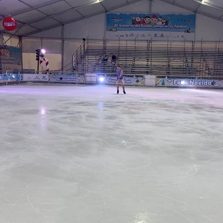 ヴォーン・チピアーのインスタグラム：「#35todayandstillgotit @auraskates #figureskating #tripleflip #edgecall #thebestflipsarelutzesanyway #happybirthdaytome #wintersolstice #itaintcoldinmexico #canadianabroad」