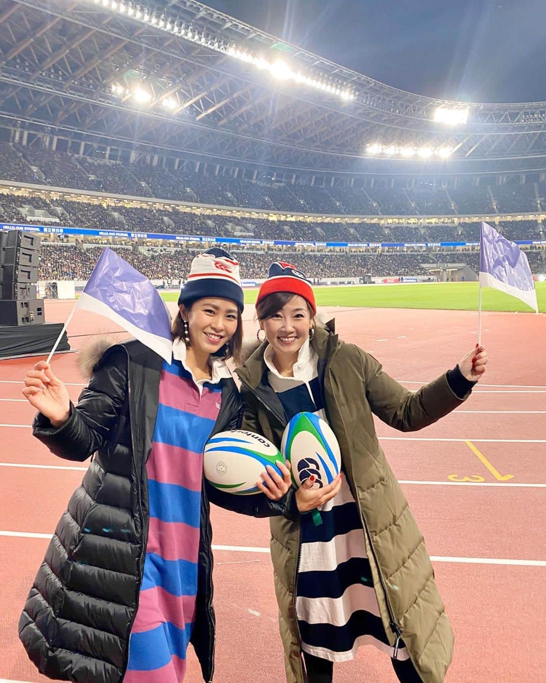 のインスタグラム：「地元つながりのご縁で、国立競技場オープニングイベントのパレードに参加させていただきました！ . 結婚、出産もここ、一時は離れたこともあったけど、やっぱりまたこの地に戻ってきて、国立競技場の取り壊しから更地になるまで、そして建設中もずーっと写真を撮り続けてきたほど愛が深かったので、オープニングイベントに参加させていただけたことは、本当に心から嬉しく感慨深いのです✨本当に楽しかった！ . このご縁に心から感謝いたします。 . 写真はストーリーのハイライトに残っています😌 . #こけら落とし #国立競技場 #千駄ヶ谷 #ちゃっかり大臣坂元  #国立競技場オープニングイベント #坂元ラグビー観戦 #お祭りコンビ」
