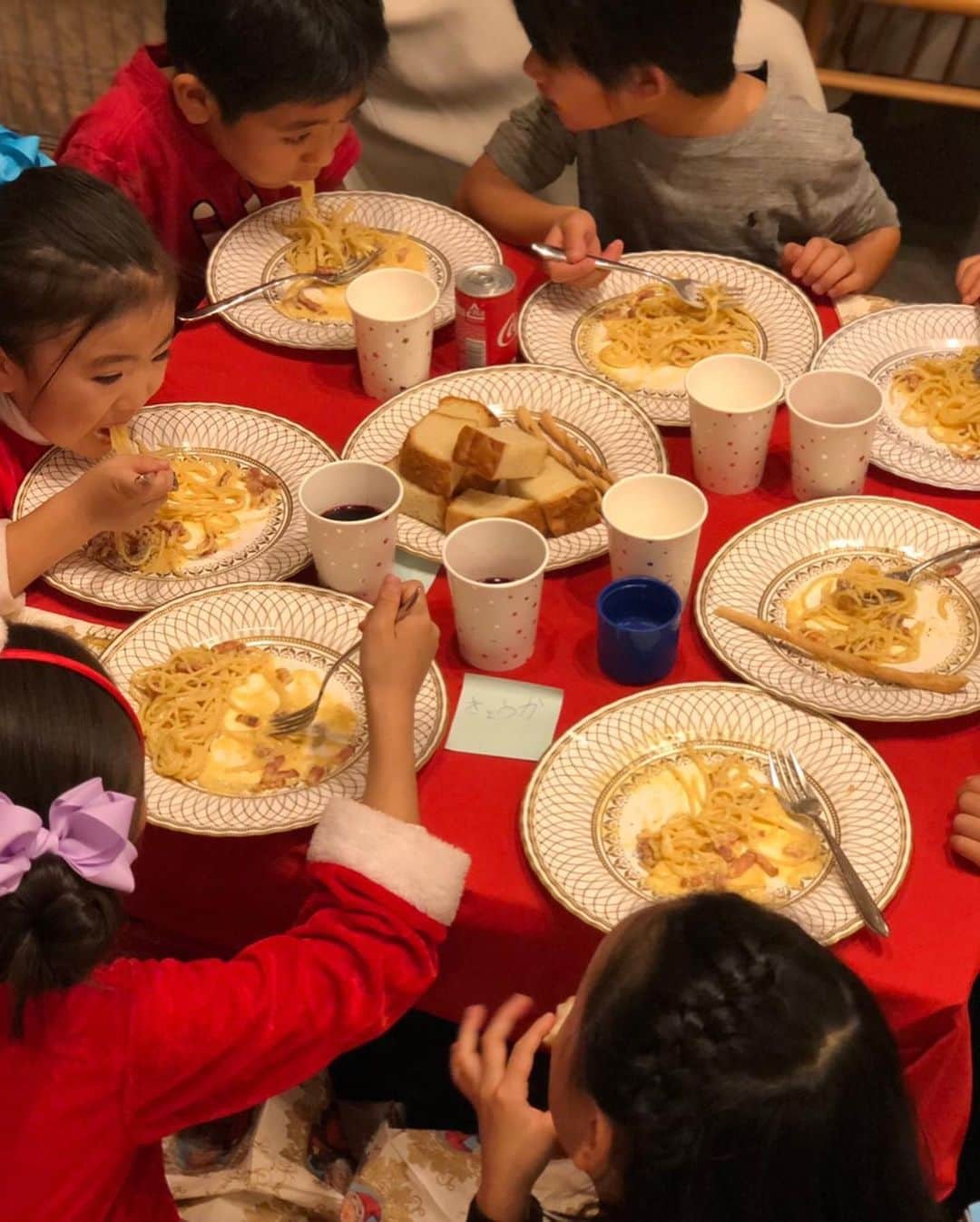 森上亜希子さんのインスタグラム写真 - (森上亜希子Instagram)「昨日は大好きなお友達と我が家で、クリスマスパーティー🎄 今年はいつもお世話になっている日和田シェフに来て頂きました。  子供9人3歳〜小2までとなると、お外でゆっくり食べるなんてなかなか出来ない。 お家だったら、人の迷惑になる事もないし、私達もゆっくりお食事を頂ける。そして、子供達は食べたら遊べちゃう。 みんながストレスフリー🙌  お食事は毎回、本当に美味しい‼️ 子供達もカルボナーラをペロリ😋 なんとおかわりまで😆  大好きなお友達とワイワイ最高です‼️ いつも、ありがとう❤️ #クリスマスパーティー #お家ご飯 #出張シェフ #最高 #友達 #感謝 #もはや #ママ友以上の存在」12月22日 10時34分 - akiko_morigami