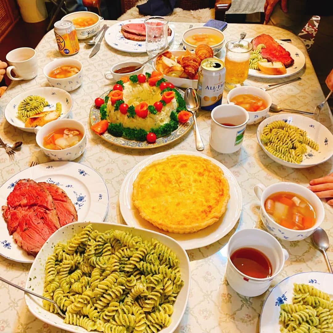 海保知里さんのインスタグラム写真 - (海保知里Instagram)「昨夜は夫の実家で毎年恒例のクリスマスパーティーでした🎄子ども達はもう大はしゃぎ。夫はいつもお肉担当。そして私は何もしないという🤣すみません。 #全部美味しかった #海保知里 #クリスマスパーティー」12月22日 10時31分 - chisato_kaiho