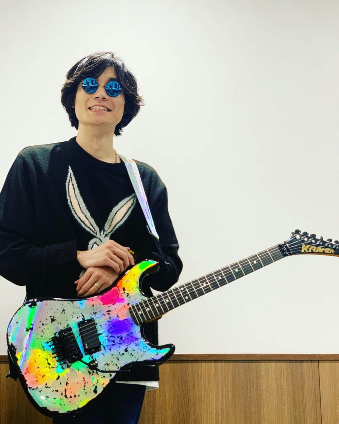 永井聖一のインスタグラム：「It's fuckin me so happy with new #KRAMER holoflash guitar 🤩 #永井スペシャル  #華麗なるデビュー戦(だったはず」