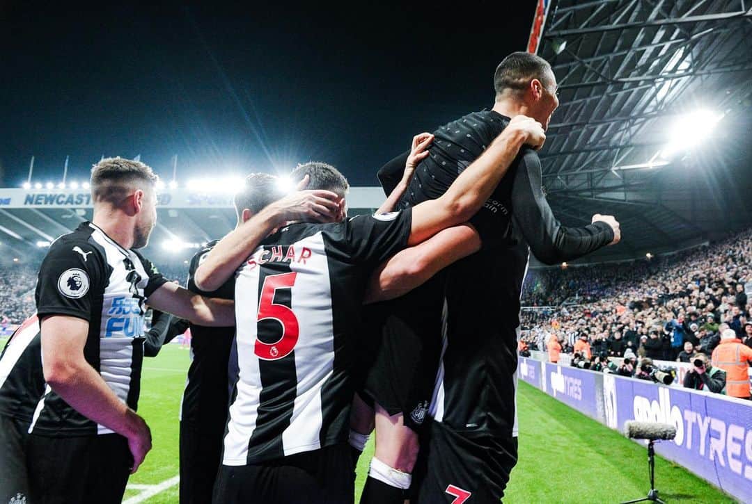 ファビアン・シェアのインスタグラム：「What a great win yesterday!!!⚫️⚪️ #nufc」