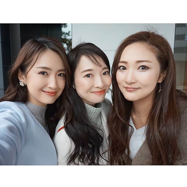 花岡維生のインスタグラム：「大好きなお二人と、今年最後のアフタヌーンティー☕️❤️ クリスマス仕様でとても可愛かった〜🎅🎄 2015年の春から3人でのATが自然と毎月の恒例行事になって、毎回笑いすぎるほど楽しくて…🤣💕 また来年もたくさん集まりたいな☺️💓 #afternoontea #andaztokyo #christmas #teatime #☕️ #アフタヌーンティー #クリスマス #🎅 #🎄」