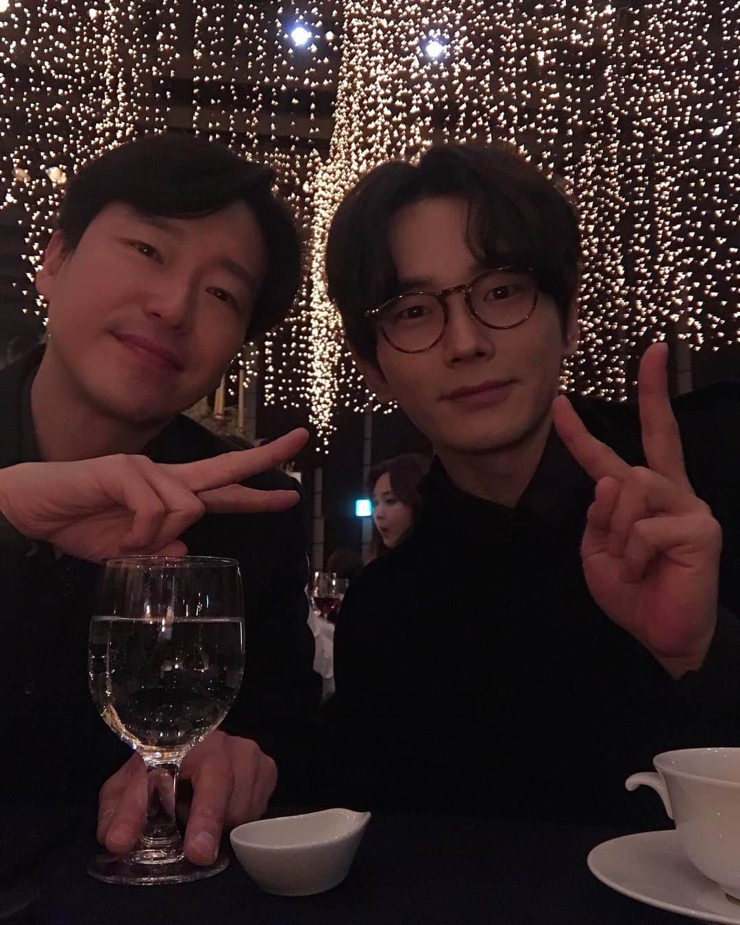 オン・ジュワンのインスタグラム：「엄정학과 온무영👨‍✈️👨‍✈️ 너무 반가웠던^^ 형 #레베카 보러갈께요~ 형은 #여명의눈동자 보러와줘~👍」