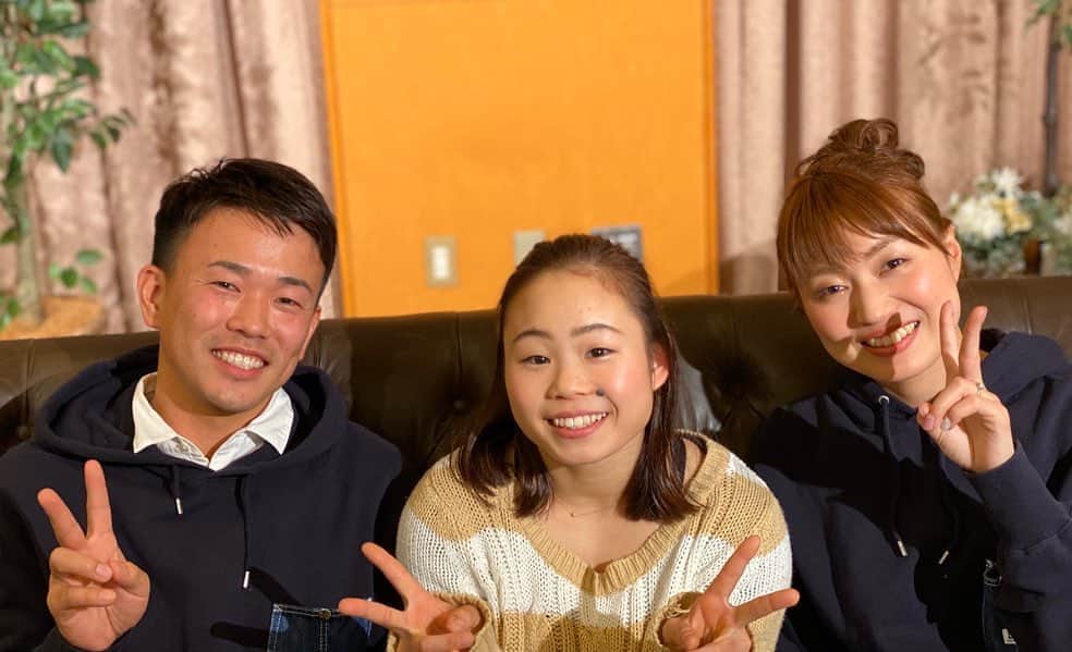 宮川紗江さんのインスタグラム写真 - (宮川紗江Instagram)「2019.12.20-21  松尾先生の結婚式のため福岡に行ってきました！ 松尾先生とは5年の時にあってユルチェンコを教えてもらったのでチェンコ先生と呼んでます笑笑 まさか、人生ではじめての結婚式がチェンコ先生なんて想像もしてませんでした😯  自分は何年後かなーなんて思いながら式を見てました！ 笑いあり涙ありとても楽しかったです！ ウェディングドレス綺麗だったなー😌😌 チェンコ先生、奥さんお幸せに☺️🍀 ・ 前日にはチェンコ先生の体操クラブで練習しました！素直なちびっ子達で可愛すぎました🥰 将来の夢聞いたら、警察官とか看護師とか色々いたけど、泣かない強い男になるって子もいました‪w  とっても濃い2日間をありがとうございました！  #北九州#小倉南 #小倉南体操クラブ #結婚式 #チェンコ先生の最初の挨拶🙅🏻笑笑 #獅子舞に食べてもらったから福がくるよん #二次会の写真しかない😅」12月22日 20時02分 - sae_gymnast_0910