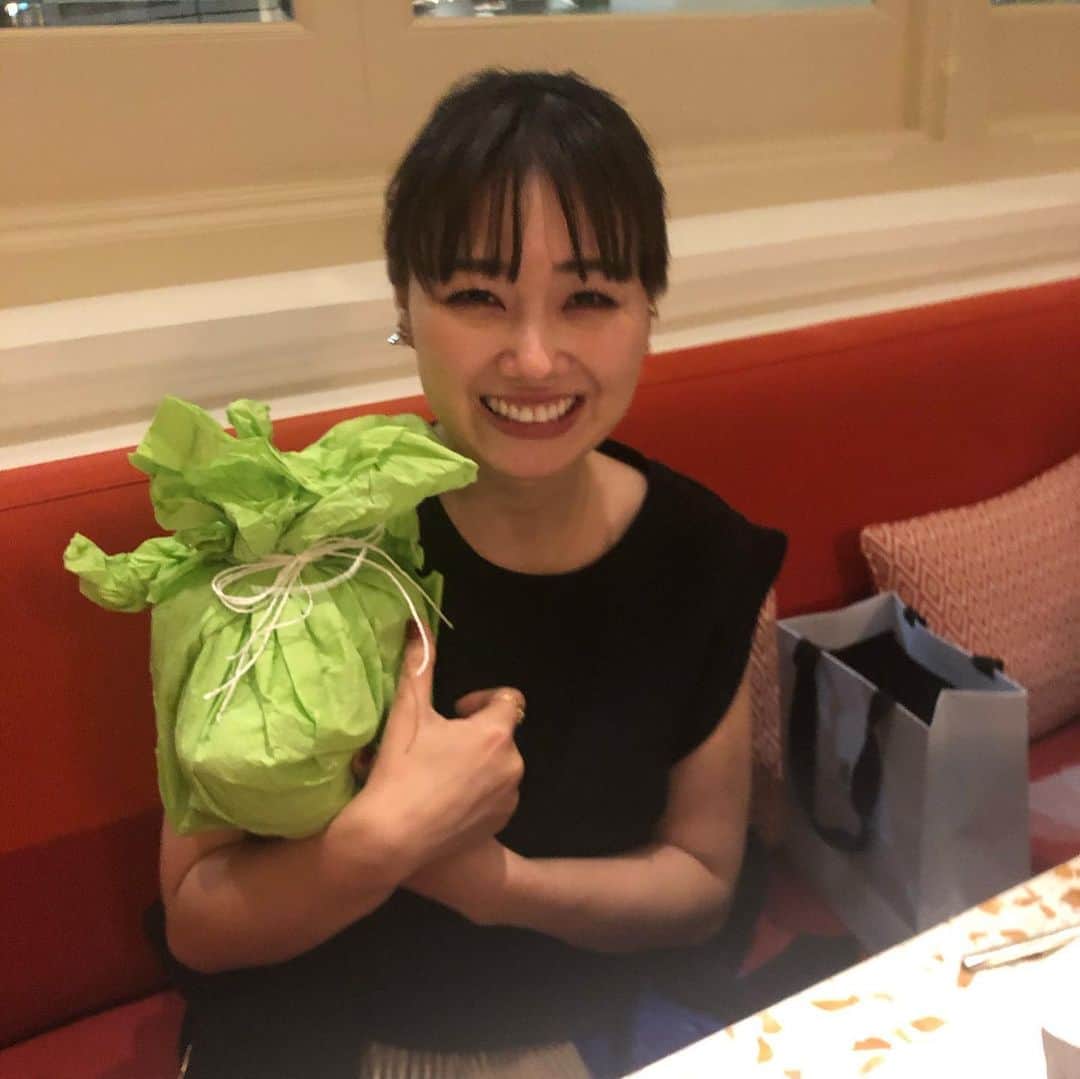 依布サラサさんのインスタグラム写真 - (依布サラサInstagram)「先日、シンガポールでもお誕生日のお祝いをしてもらって、喜んでいるワタクシ。 プレゼントのラッピングが本当に白菜🥬みたいで可愛くって🤣🤣愛を感じました☺️❣️ 中身はリッツ・カールトンのmonopolyとか最高にうれしー‼️🥳🥳 @makikoskn  @chirimenjyaco  ありがとー❣️😊 #birthdaypresent #monopoly #ritzcarlton #singapore #白菜」12月22日 20時06分 - sarasaifu