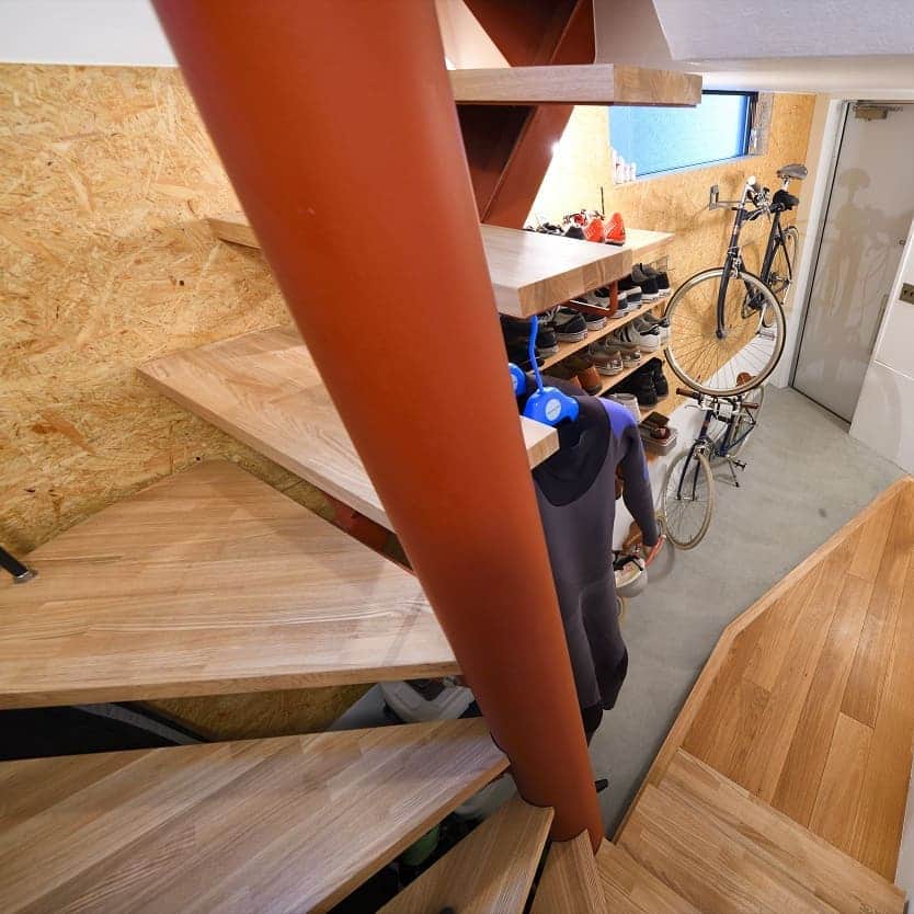 スタイル工房さんのインスタグラム写真 - (スタイル工房Instagram)「リノベか建替えかを迷って、新築を選択されたお施主様。みんなが集まる広々リビングは床暖房で足元からぽかぽか。一番のお気に入りはサブウェイタイルや窓など全体的な雰囲気がイメージどおりというキッチン背面。憧れの鉄骨階段はデザインにもこだわりました。 #stylekoubou #スタイル工房 #新築 #リノベ #施工事例 #こだわり空間 #くつろぎ #renovation #家づくり #インテリア #instahome #homedeco #家 #広々LDK #LDK #床暖房 #暖かい家 #断熱 #暮らしを楽しむ #ルーバー #サブウェイタイル #玄関土間 #鉄骨階段 #インテリア好き #インテリア好きな人とつながりたい」12月22日 20時08分 - stylekoubou_official