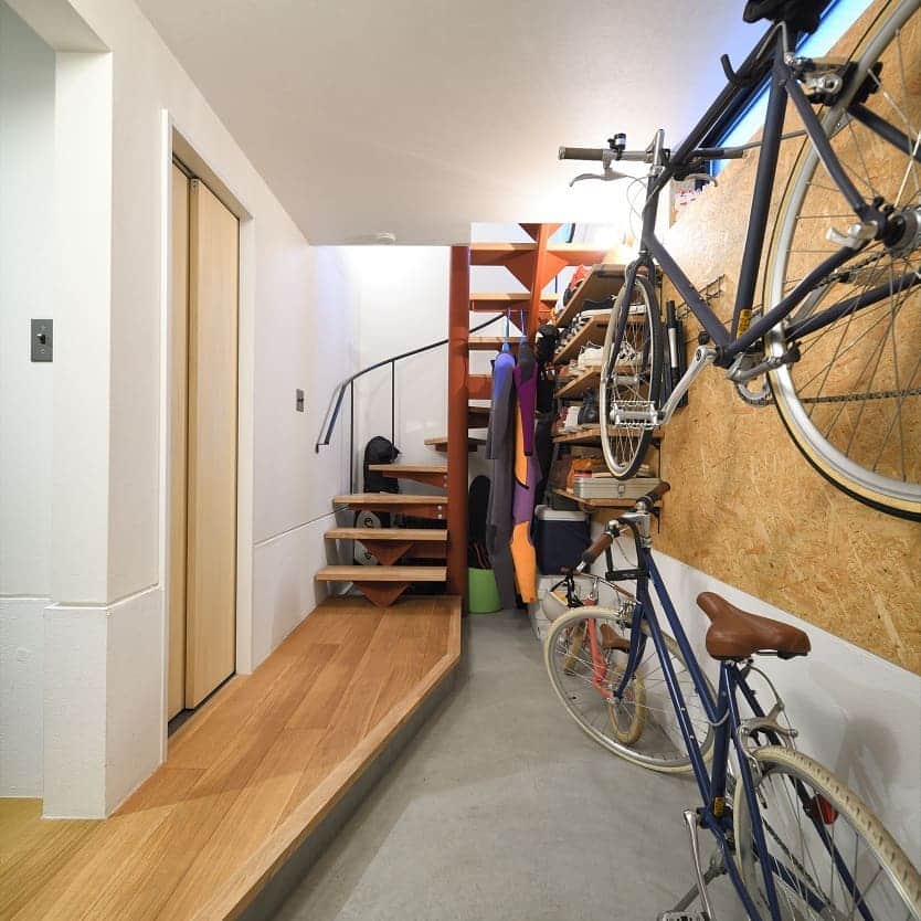 スタイル工房さんのインスタグラム写真 - (スタイル工房Instagram)「リノベか建替えかを迷って、新築を選択されたお施主様。みんなが集まる広々リビングは床暖房で足元からぽかぽか。一番のお気に入りはサブウェイタイルや窓など全体的な雰囲気がイメージどおりというキッチン背面。憧れの鉄骨階段はデザインにもこだわりました。 #stylekoubou #スタイル工房 #新築 #リノベ #施工事例 #こだわり空間 #くつろぎ #renovation #家づくり #インテリア #instahome #homedeco #家 #広々LDK #LDK #床暖房 #暖かい家 #断熱 #暮らしを楽しむ #ルーバー #サブウェイタイル #玄関土間 #鉄骨階段 #インテリア好き #インテリア好きな人とつながりたい」12月22日 20時08分 - stylekoubou_official