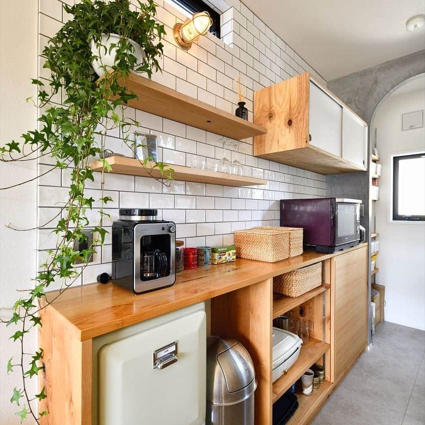 スタイル工房さんのインスタグラム写真 - (スタイル工房Instagram)「リノベか建替えかを迷って、新築を選択されたお施主様。みんなが集まる広々リビングは床暖房で足元からぽかぽか。一番のお気に入りはサブウェイタイルや窓など全体的な雰囲気がイメージどおりというキッチン背面。憧れの鉄骨階段はデザインにもこだわりました。 #stylekoubou #スタイル工房 #新築 #リノベ #施工事例 #こだわり空間 #くつろぎ #renovation #家づくり #インテリア #instahome #homedeco #家 #広々LDK #LDK #床暖房 #暖かい家 #断熱 #暮らしを楽しむ #ルーバー #サブウェイタイル #玄関土間 #鉄骨階段 #インテリア好き #インテリア好きな人とつながりたい」12月22日 20時08分 - stylekoubou_official